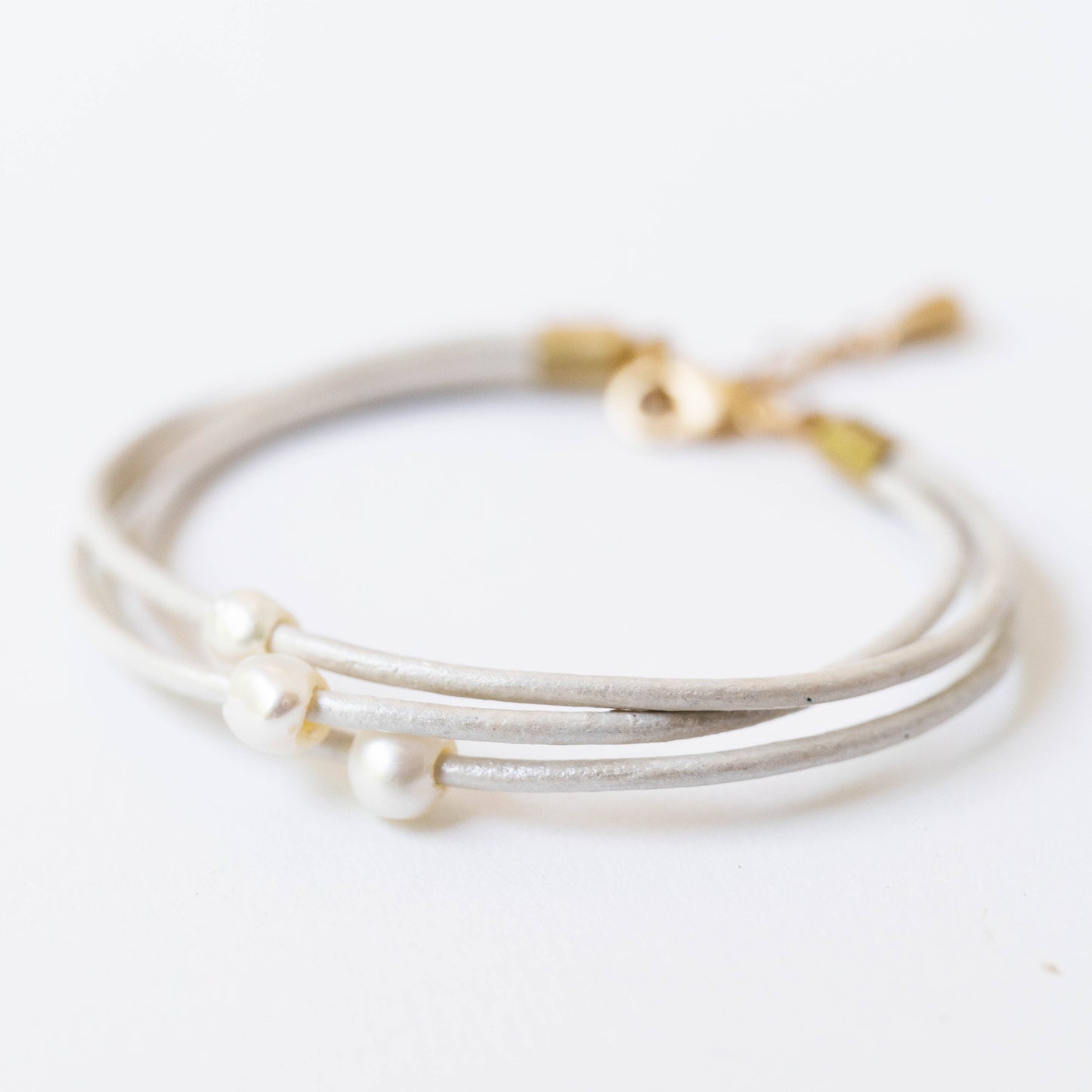 Pearl and leather adjustable shimmer bracelet: Pale blush