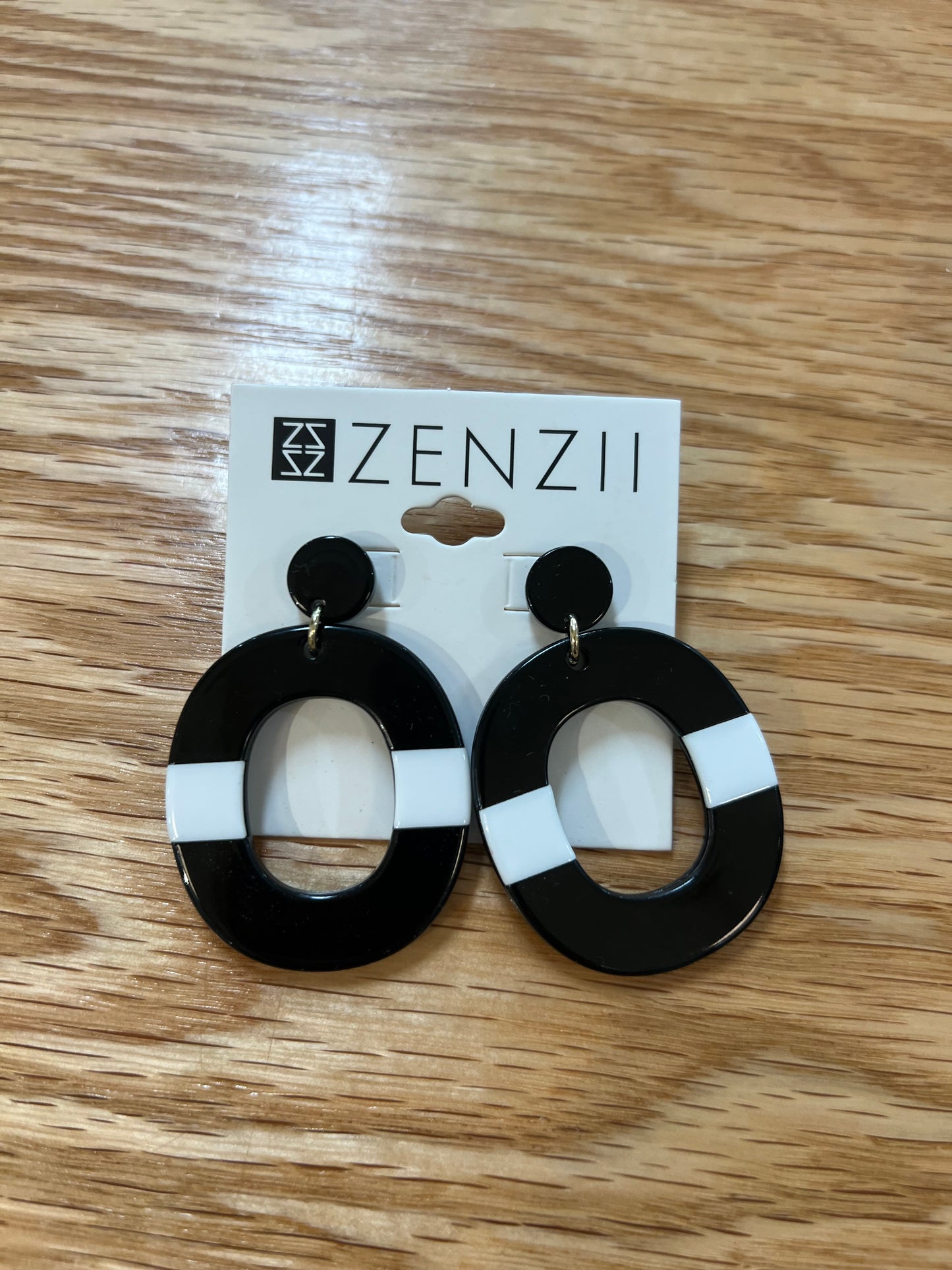 Zenzii color block oval drop earring black/white