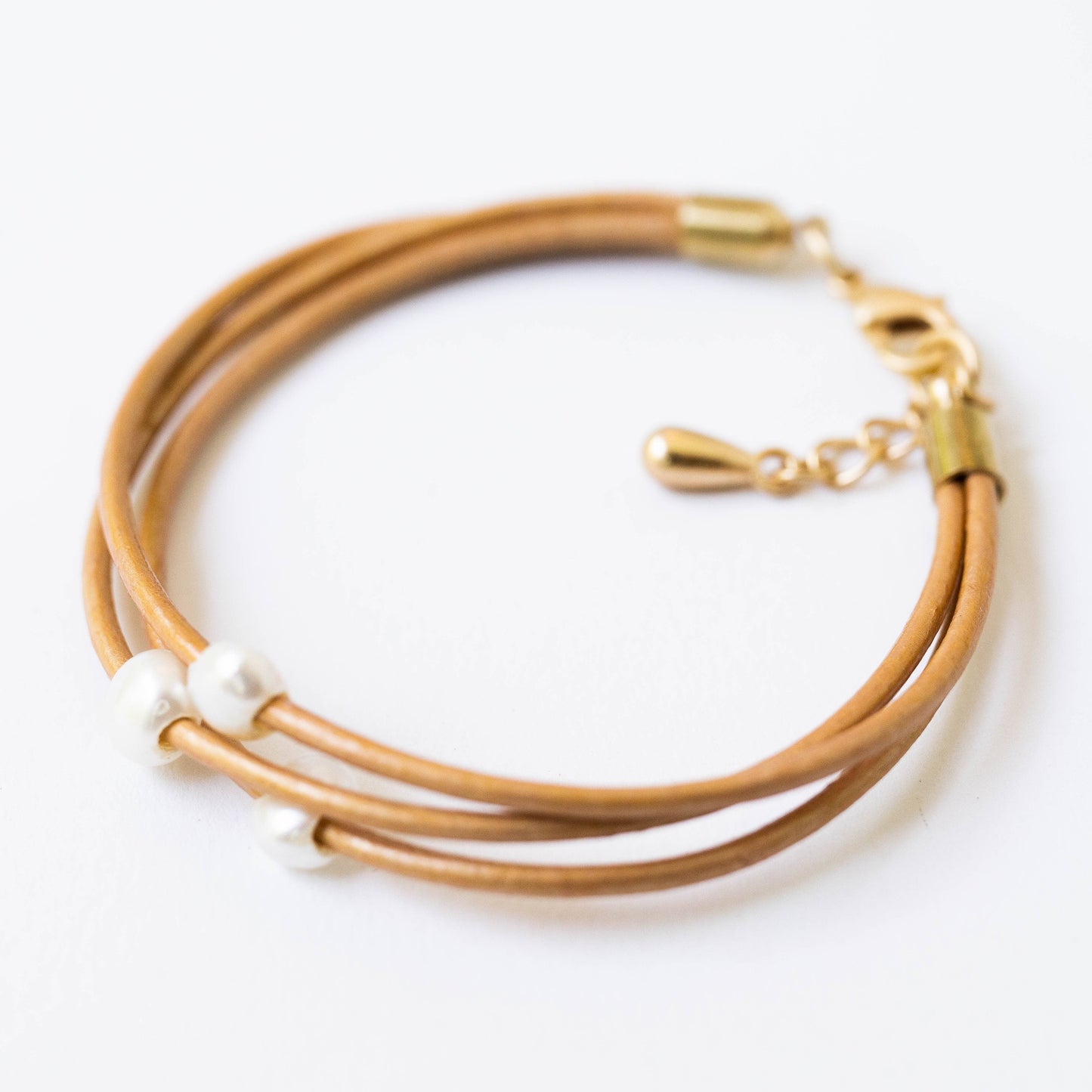 Pearl and leather adjustable shimmer bracelet: Gold