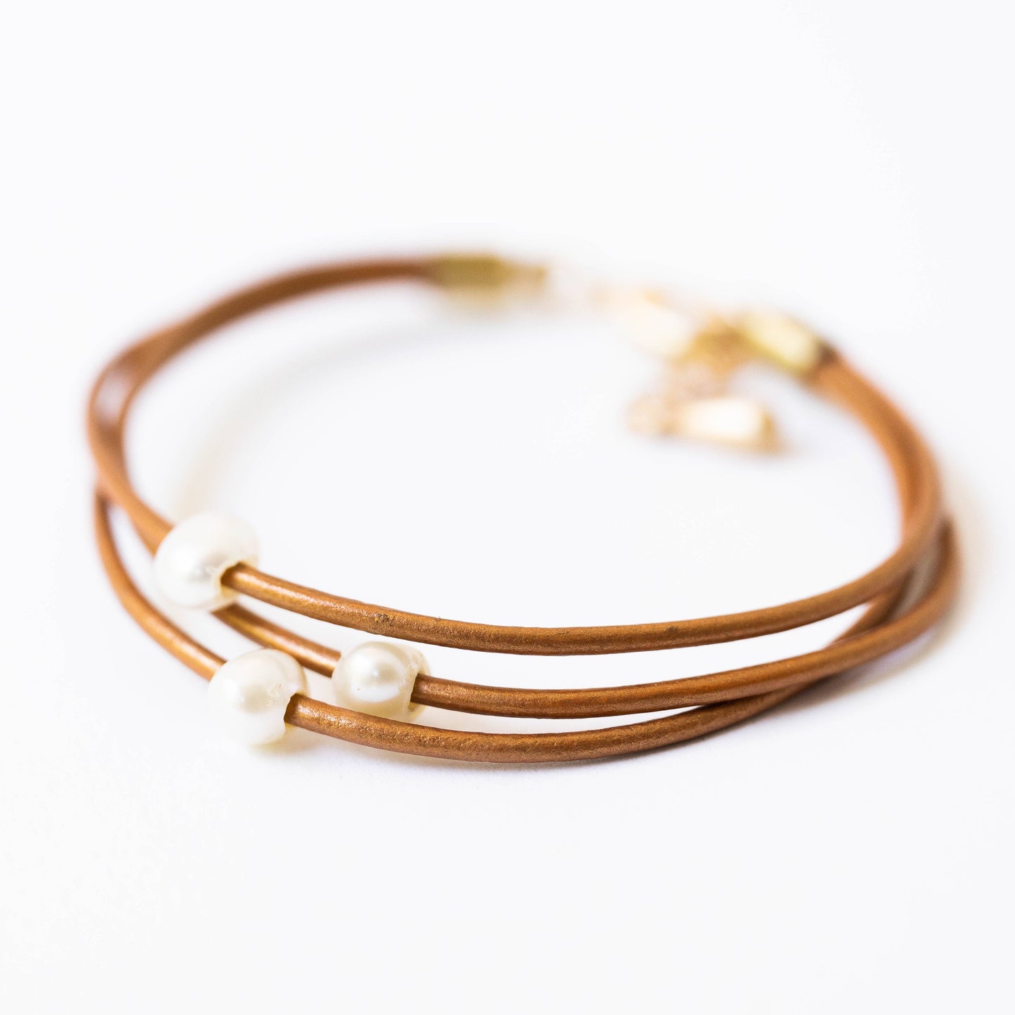 Pearl and leather adjustable shimmer bracelet: Gold