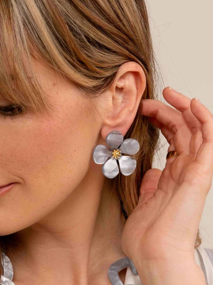 Zenzii Glistening Resin Flower Stud Earring: WHT